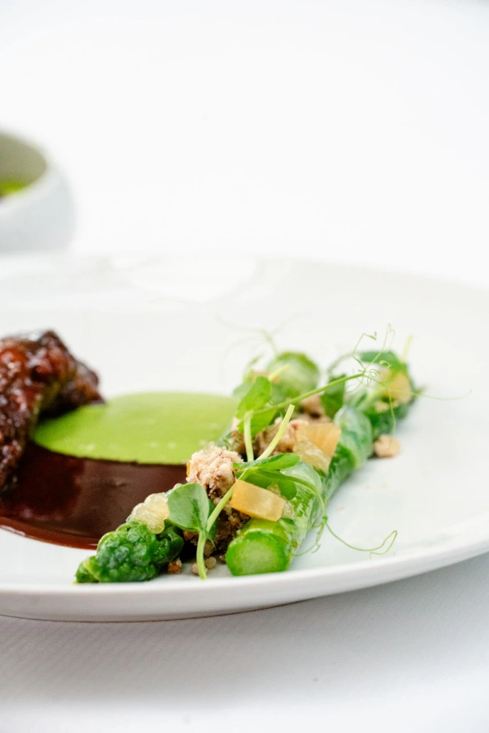 Au fil des saisons, notre cuisine gastronomique met à l’honneur les plus beaux produits du moment. Ce plat associe la finesse des ris de veau, délicatement caramélisés, à une sélection de légumes de saison soigneusement travaillés pour révéler toute leur fraîcheur et leur authenticité.  Entre textures fondantes et notes végétales, chaque élément trouve sa place dans une assiette équilibrée, raffinée et généreuse. Une création qui illustre notre engagement pour une cuisine de terroir contemporaine, respectueuse des produits et guidée par le rythme de la nature.