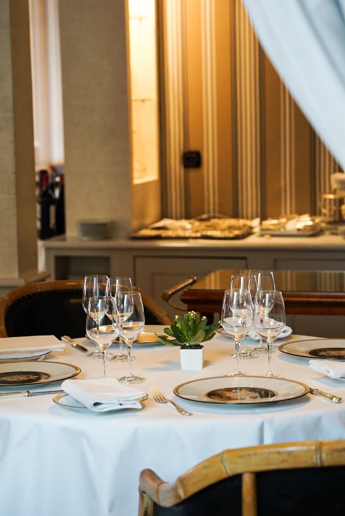 Bien plus qu'un simple repas, notre restaurant gastronomique vous invite à vivre une véritable expérience. Dès votre arrivée, vous découvrez une salle élégante et chaleureuse où chaque détail a été pensé pour votre confort. La lumière douce, les tables soigneusement dressées et l'atmosphère intimiste créent un cadre propice à la dégustation et au partage.  Que ce soit pour un déjeuner gastronomique, un dîner en amoureux, un repas de famille ou une célébration particulière, notre équipe met tout en œuvre pour vous offrir un moment d'exception. Entre cuisine raffinée, service attentionné et ambiance feutrée, notre salle devient le théâtre d'une expérience culinaire où l'émotion et la gastronomie se rencontrent.