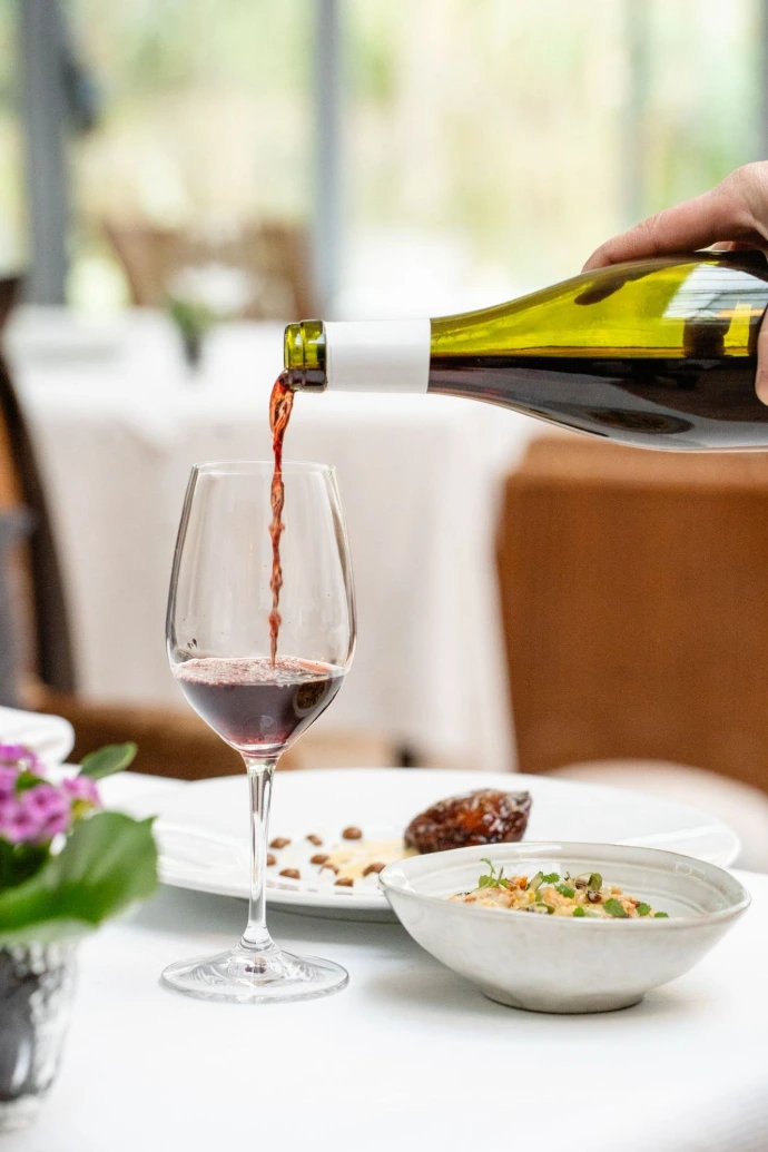 Parce qu’un grand repas se vit autant qu’il se déguste, nous accordons une attention particulière à l’harmonie entre nos créations gastronomiques et notre sélection de vins. Chaque accord mets et vins est pensé pour révéler les saveurs, enrichir les arômes et créer une expérience sensorielle unique. Guidés par notre passion du terroir et de l’excellence, nous vous invitons à découvrir des associations raffinées où chaque verre sublime chaque bouchée
