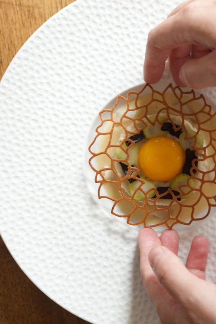 Symbole de simplicité sublimée, notre entrée autour de l’œuf revisite un grand classique de la gastronomie française avec finesse et élégance. Jeux de textures, équilibre des saveurs et dressage raffiné se rencontrent dans une création où chaque élément révèle le savoir-faire du chef. Une assiette délicate qui allie gourmandise, modernité et émotion culinaire pour ouvrir le repas sur une note aussi surprenante que savoureuse.