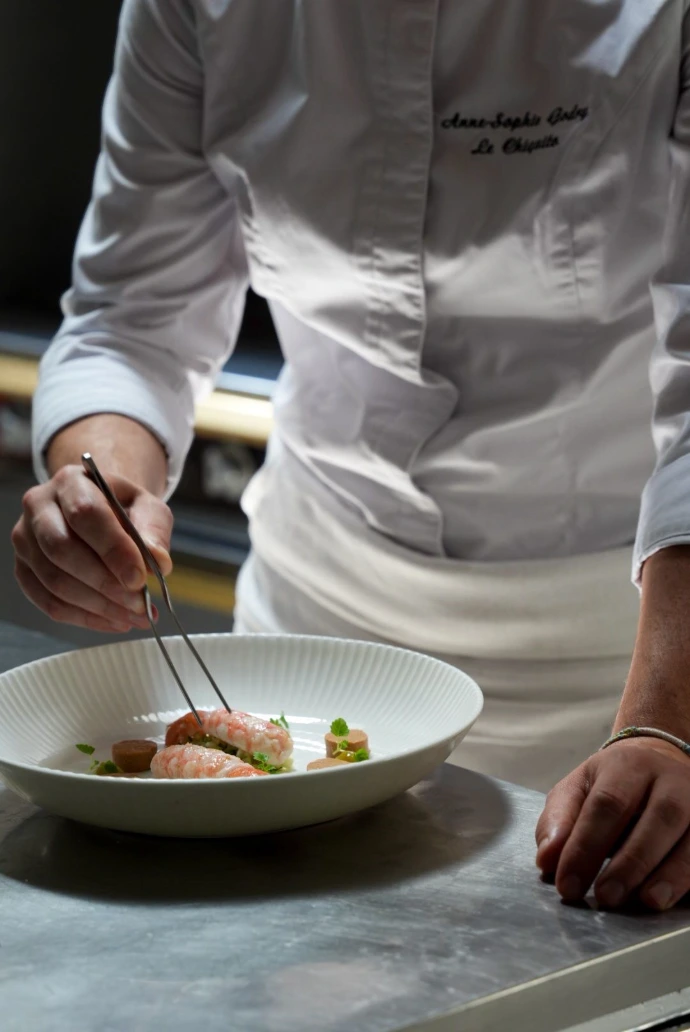 La gastronomie se révèle autant dans le goût que dans le regard. Avant de parvenir à votre table, chaque assiette est minutieusement dressée par notre brigade afin de mettre en valeur les produits sélectionnés et le travail réalisé en cuisine. Chaque élément est pensé avec précision pour créer une harmonie parfaite entre les textures, les couleurs et les saveurs.  Ce souci du détail illustre la philosophie de notre restaurant gastronomique : proposer une cuisine raffinée, sincère et créative, où l'excellence s'exprime à chaque étape de la préparation. Derrière chaque assiette se cache un savoir-faire exigeant, porté par une équipe passionnée qui œuvre chaque jour pour offrir une expérience culinaire d'exception.