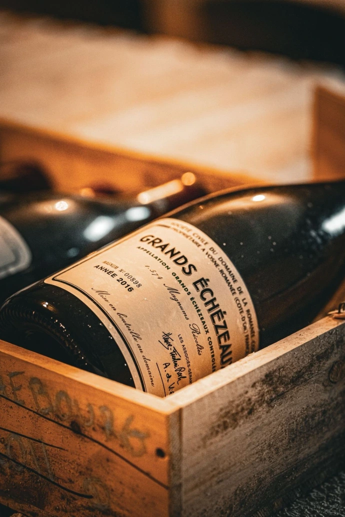 Notre cave met à l’honneur une sélection rigoureuse de grands vins français et internationaux, choisis pour accompagner avec justesse chaque création de notre cuisine gastronomique. Des appellations prestigieuses aux découvertes de vignerons passionnés, chaque bouteille raconte un terroir, une histoire et un savoir-faire. Une invitation à l’accord parfait entre mets et vins, dans un cadre élégant et chaleureux.