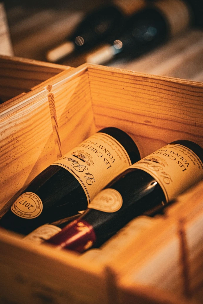 Notre restaurant gastronomique dispose d’une grande cave réunissant des références prestigieuses, des millésimes d’exception et des découvertes de vignerons passionnés. Bourgogne, Bordeaux, Vallée du Rhône, Champagne ou vignobles confidentiels, chaque bouteille est sélectionnée avec soin pour révéler toute la richesse de nos créations culinaires. Une invitation à un véritable voyage œnologique où l’accord mets et vins sublime l’expérience gastronomique dans les moindres détails.