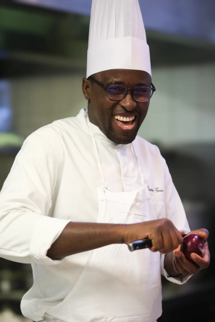 Second de cuisine au sein de notre restaurant gastronomique, participant à la préparation quotidienne des menus dégustation et des créations culinaires de saison. Une brigade passionnée qui met en valeur les produits frais et le savoir-faire de la gastronomie française.