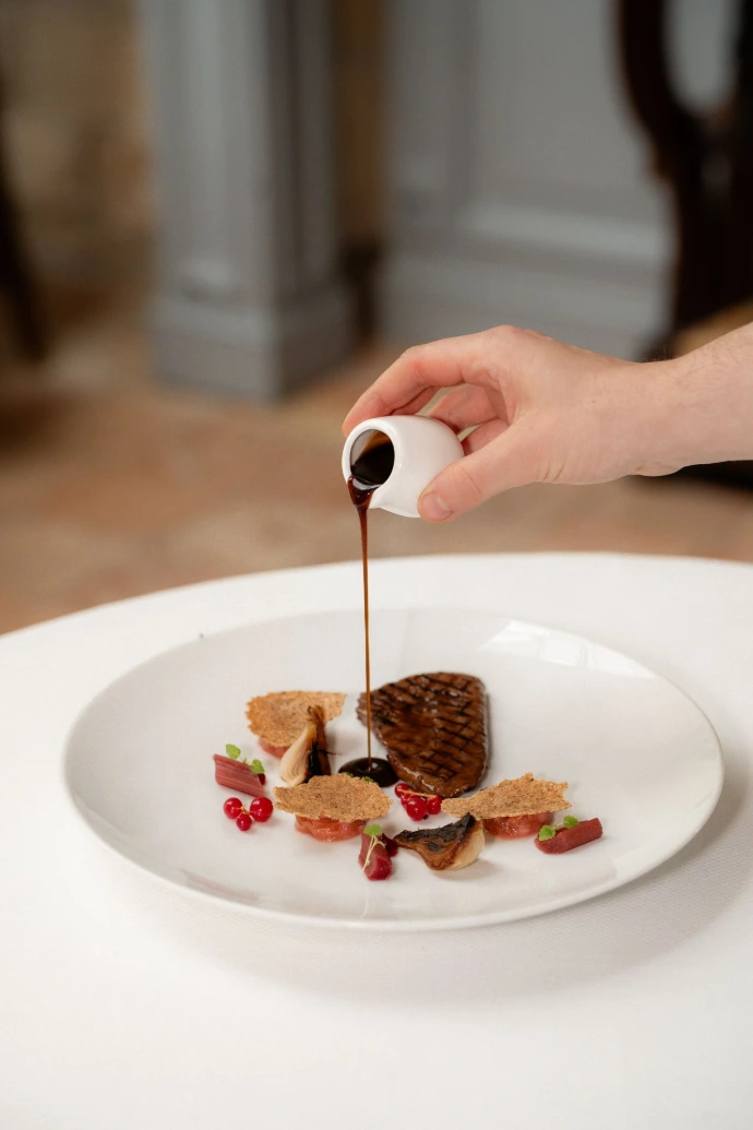 Le foie de veau fait partie des grands classiques de la gastronomie française. Sur cette assiette raffinée, il est sublimé par une cuisson précise qui préserve toute sa tendreté et révèle des saveurs profondes et délicates. Accompagné d’une sauce riche en caractère, de légumes de saison et de touches acidulées, ce plat met à l’honneur le savoir-faire culinaire et la valorisation des produits d’exception.  Les amateurs d’abats apprécient la finesse du foie de veau lorsqu’il est travaillé avec exigence et créativité. Entre tradition et modernité, cette création gastronomique offre une expérience gustative équilibrée où chaque ingrédient trouve sa place. Une invitation à redécouvrir les saveurs authentiques de la cuisine française dans un cadre élégant et chaleureux.