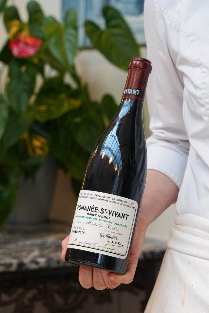 Certaines bouteilles dépassent le simple plaisir de la dégustation pour devenir de véritables expériences œnologiques. Cette cuvée prestigieuse, issue d’un domaine emblématique de Bourgogne, incarne l’excellence d’un terroir d’exception et le savoir-faire transmis de génération en génération. Chaque millésime révèle une complexité aromatique remarquable, mêlant élégance, finesse et profondeur.  Dans notre restaurant gastronomique, la sélection des vins est pensée comme un voyage à travers les plus belles appellations françaises. Des grands crus rares aux références incontournables, notre cave d’exception permet de créer des accords mets et vins uniques, sublimant chaque étape du repas. Servir un vin d’une telle renommée, c’est offrir à nos convives un moment privilégié où passion, patrimoine et gastronomie se rencontrent.