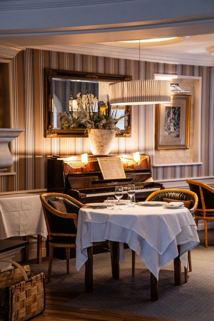 Dans un cadre raffiné où chaque détail a été pensé avec soin, notre restaurant invite à vivre un moment hors du temps. Lumières tamisées, décoration chaleureuse, tables dressées avec élégance et ambiance feutrée créent un écrin idéal pour un déjeuner d’affaires, un dîner romantique ou une célébration exceptionnelle. L’alliance du confort, du charme et de la gastronomie offre une expérience unique où l’art de recevoir prend tout son sens.  Entre tradition et modernité, notre salle de restaurant séduit par son atmosphère intimiste et son caractère authentique. Les convives profitent d’un environnement propice à la détente et à la découverte d’une cuisine gastronomique élaborée à partir de produits de saison. Chaque repas devient une parenthèse de plaisir où l’excellence du service s’accorde à la qualité des mets et des vins proposés.