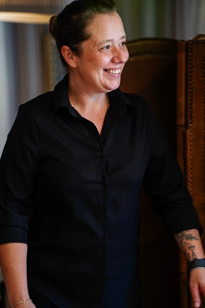Responsable de salle de notre restaurant gastronomique, garante d'un accueil personnalisé et d'un service attentif. Elle accompagne chaque client tout au long de son expérience culinaire afin de créer un moment d'exception dans un cadre raffiné et chaleureux.