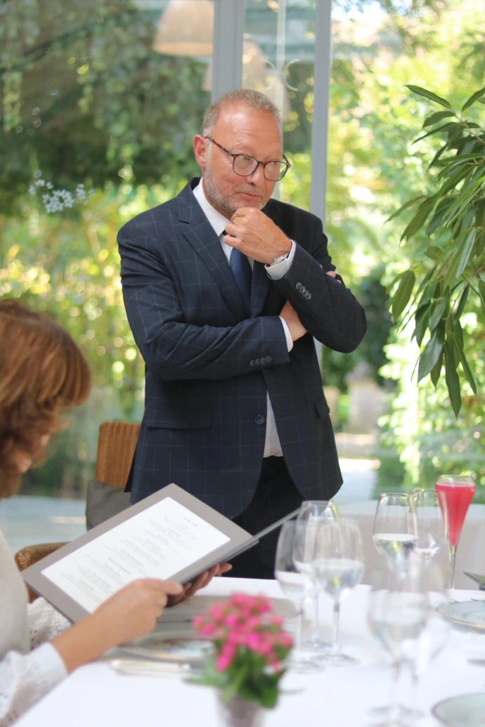 Au restaurant Le Chiquito à Méry-sur-Oise, notre maître d'hôtel accompagne chaque convive tout au long de son expérience gastronomique. Conseils personnalisés, présentation des menus, accords mets et vins et service attentif contribuent à faire de chaque repas un moment d'exception dans un cadre élégant et chaleureux.